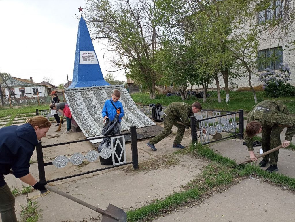 Астраханские патриоты Володарского района провели субботник у памятника воинам – землякам, погибшим в годы ВОВ